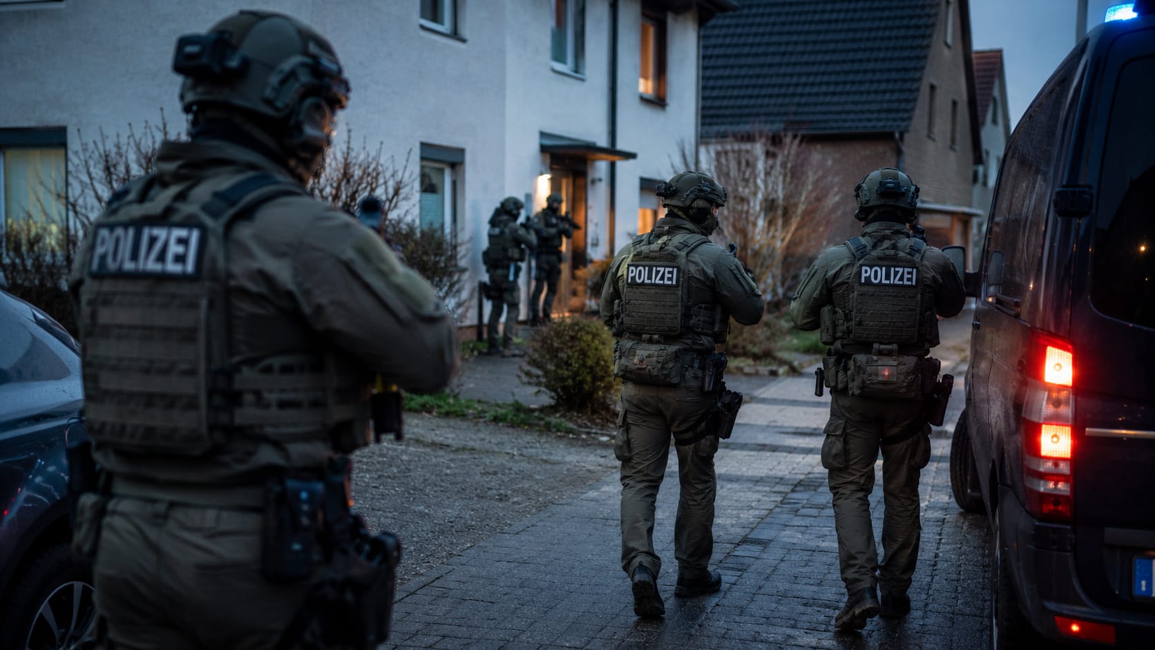 Hannover'de Clan Operasyonu: SEK Sabah Saatlerinde İki Adrese Baskın Düzenledi